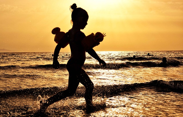Fillette qui court sur la plage